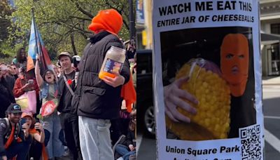 Hundreds gather to watch man eat gigantic jar of cheese balls in NYC - Dexerto