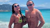 Gretchen exibe boa forma ao lado do marido em fotos na praia | TNOnline