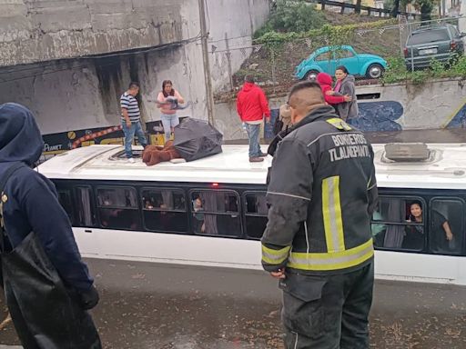 Rescatan a pasajeros de un autobús varado en bajo puente de Tlalnepantla