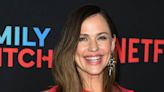 Jennifer Garner Praised for Being 'Super Cool' as She Takes a Dip in the Pool