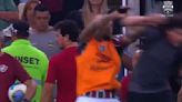 Felipe Melo pierde los papeles y agrede al jefe de prensa rival tras un gol en el 95′