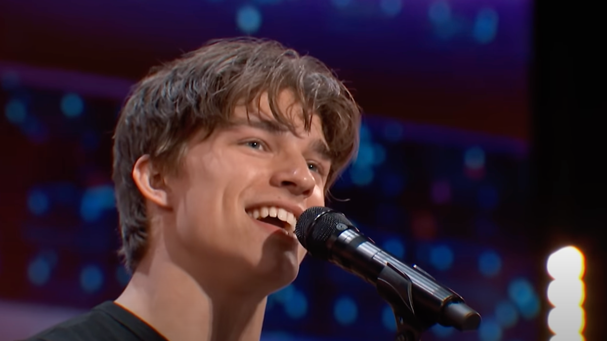 Nervous Singer Stuns "AGT" Judges With "Retro" Vocals: "You're Creating Something That Doesn't Exist"