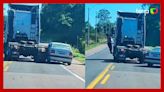 Caminhão arrasta carro enquanto motorista se pendura na janela e tenta agredir caminhoneiro no PR