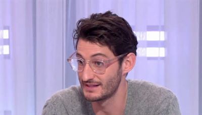 "Je jouais un chien" : Pierre Niney revient sur ses débuts modestes en tant que comédien et défend l'école publique