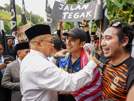 Online users make fun of Wan Fayhsal, Radzi for final 5km effort during Syed Saddiq's 200-km run