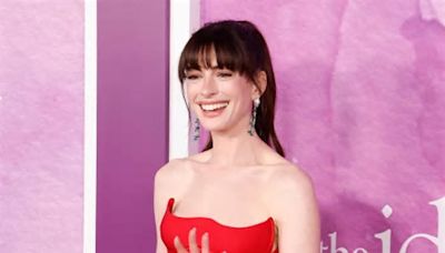 Anne Hathaway impacta con vestido rojo Versace en Nueva York