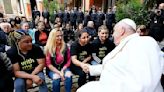 El Papa navega por Venecia para visitar la 'Bienal'