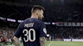 La afición del PSG celebra la Liga con pitos a Messi