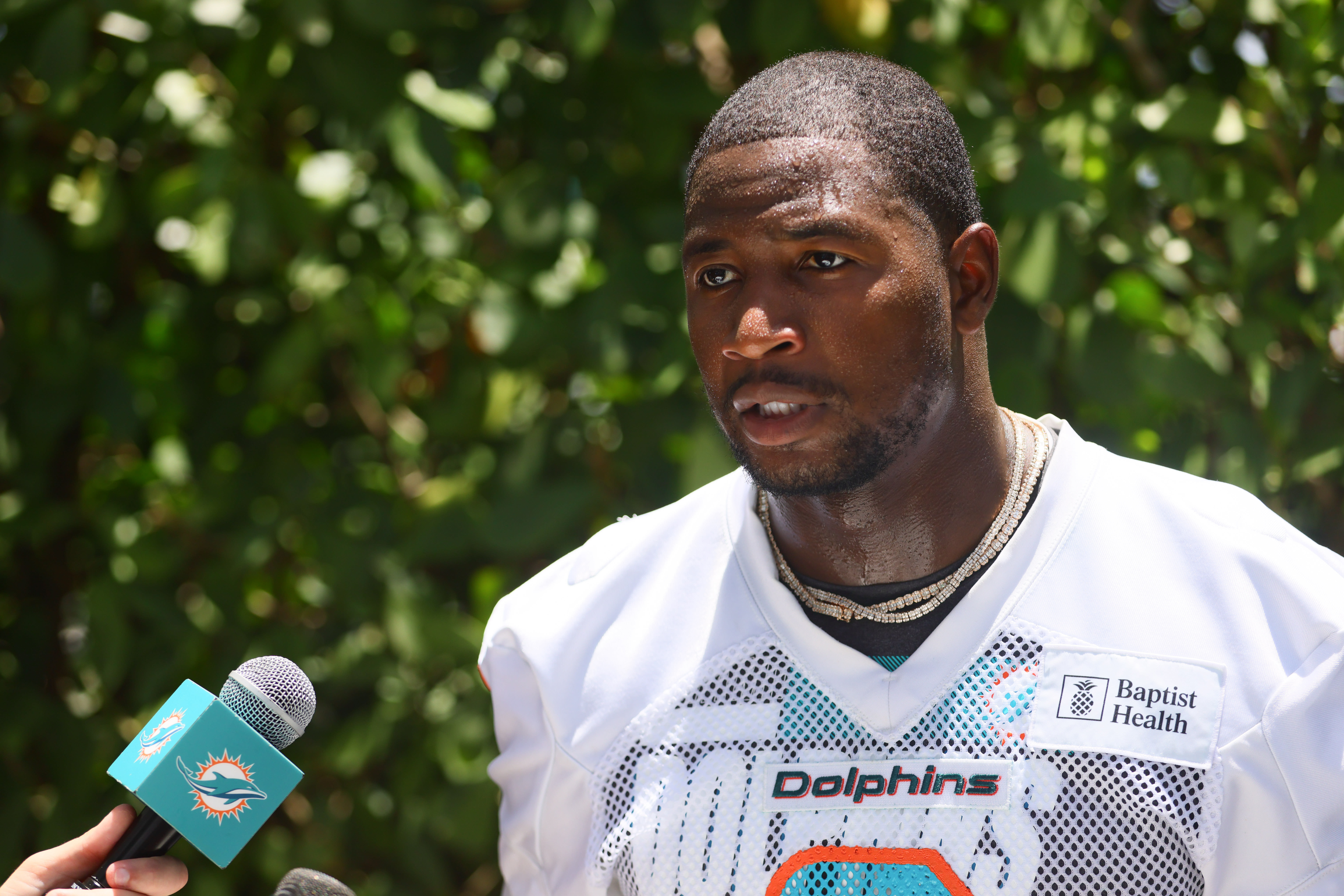 Dolphins’ Jonnu Smith takes shots at Buffalo, Bills Mafia and more: ‘Worst place you could be’