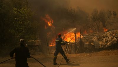 Waldbrände erreichen Vororte Athens und treiben Tausende in die Flucht