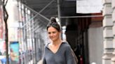 Katie Holmes impacta como nunca con un pantalón manchado de pintura y una falda con agujeros