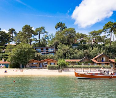 Marc-Olivier Fogiel nous invite dans sa villa au Cap-Ferret, une grande maison "idéale pour recevoir les copains"