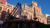 La Cruz de Mayo del Colegio Tabladilla recorre el centro de Sevilla en su décimo aniversario