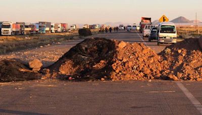 Persiste el bloqueo en Caracollo, un grupo de personas rechaza el acuerdo firmado el viernes