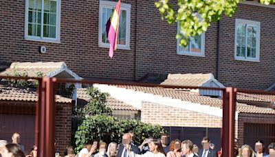 Se cuela una bandera republicana en la visita de la reina Letizia en un colegio en Guadalajara