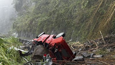 自小客車阿里山遭落石擊中翻覆 57歲男子重傷送醫搶救 | 蕃新聞