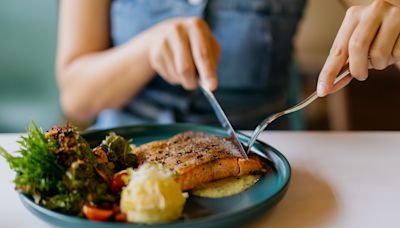 The Ideal Time To Eat Dinner if You Want To Lose Weight, According To Registered Dietitians