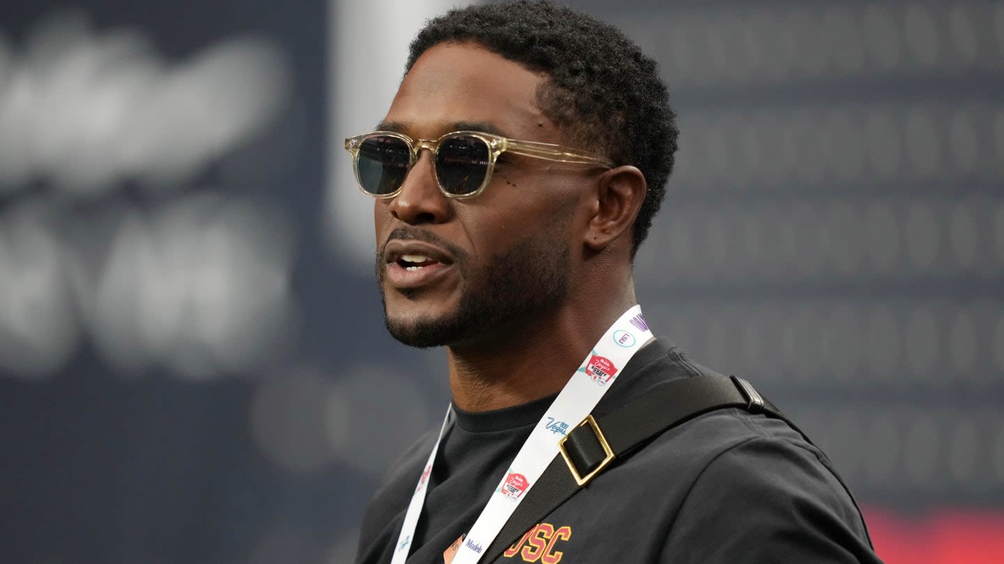 Former USC Trojans Running Back Reggie Bush to Lead Trojans Out of Tunnel?