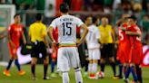 “Por favor, diles a tus compañeros que paren”: Claudio Bravo revela el ruego de Chicharito Hernández en la goleada sobre México - La Tercera