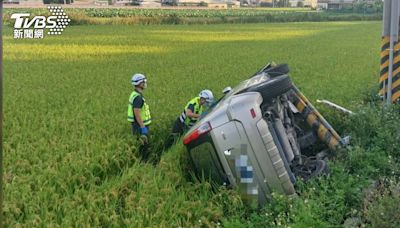 休旅車側翻「一秒到田中」！電桿也折斷 駕駛離奇消失│TVBS新聞網