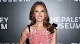 Natalie Portman : après sa soirée avec Gad Elmaleh, elle brille en solo dans une mini-robe semi-transparente