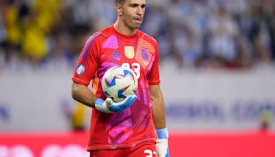 Dibu Martínez salva a Argentina en la Copa América