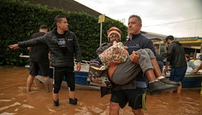 Rescates a contrarreloj en inundado sur de Brasil para intentar contener la tragedia