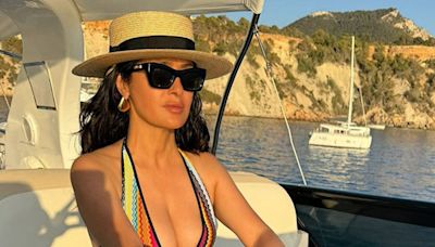 Salma Hayek celebra sus 58 años con veraniega producción de fotos y una aclaración: “ninguna de estas imágenes es del pasado”