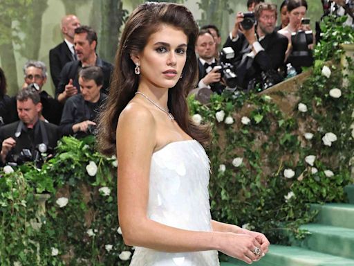 Kaia Gerber Channels Mom Cindy Crawford's '90s Supermodel Hair at Met Gala in Strapless Prada Gown