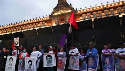 Padres de los 43 de Ayotzinapa instalan plantón en el Zócalo