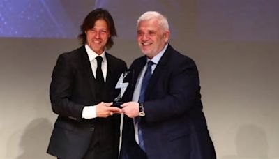 Matías Almeyda fue galardonado como mejor técnico del año en Grecia