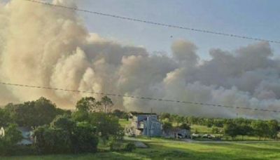 Incendio forestal de grandes proporciones amenaza al condado de Brazoria: esto dicen autoridades