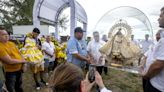 Cubanos devotos de la Caridad del Cobre celebran a su patrona bajo la lluvia