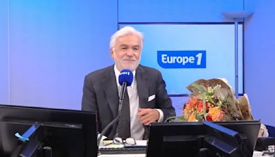 "60 ans, t’es un gamin pour moi" : Michel Sardou surprend Pascal Praud en direct pour son anniversaire