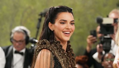 Au Louvre, Kendall Jenner avait oublié ses chaussures, et ça n’a pas échappé aux internautes