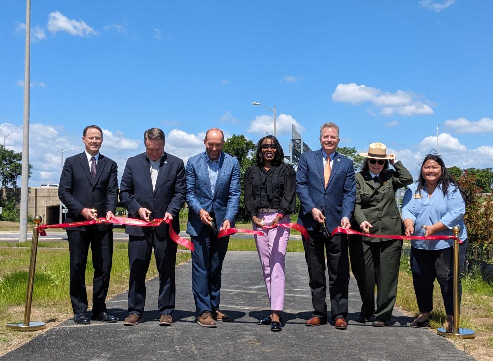 Boundary Channel Drive roundabouts and trail upgrades are officially complete | ARLnow.com