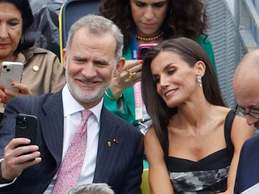 Los reyes Felipe VI y Letizia, sin sus hijas, cómplices en la zona vip de la ceremonia inaugural de los JJOO