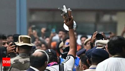 'It's home' - Rohit Sharma lifts T20 World Cup trophy, shows it to fans amid loud cheers in New Delhi. Watch | Cricket News - Times of India