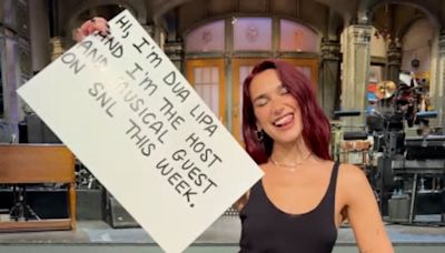 Dua Lipa recuerda en Saturday Night Live los memes por su baile viral, ¿mejor reírse de sí misma?