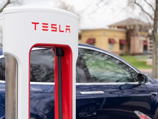 Tesla despide a la mayoría del equipo de estaciones de carga y los clientes quedan a oscuras - La Opinión