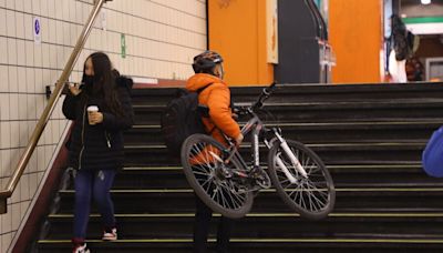 Amplían medida que permite llevar la bicicleta en el Metro: ahora se extiende a todos los feriados y domingos - La Tercera