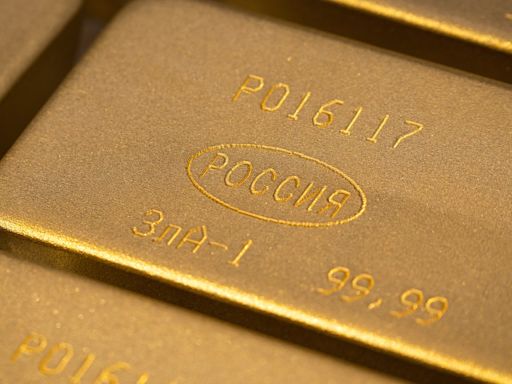 Gold gains 1% on dollar weakness as eyes turn to US PCE data