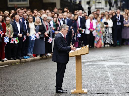 Vídeo | Así ha sido la emocionante llegada de Keir Starmer a Downing Street y su discurso como nuevo primer ministro de Reino Unido