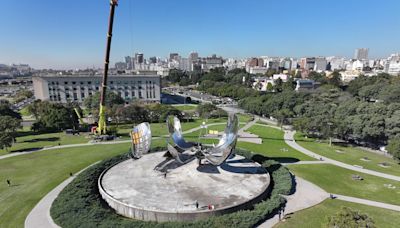 Con dos grúas pesadas y la logística de una fábrica de aviones, restauran los pétalos dañados de la Floralis Genérica