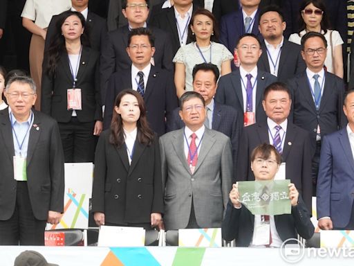 總統就職典禮唱國歌 王興煥拒絕起身 舉起「台灣獨立」旗幟