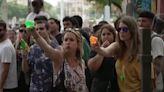 Manifestantes antiturismo les dispararon agua a turistas que estaban almorzando