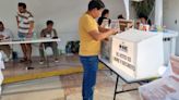 Elecciones 2024: Enrique y su esposa llegan últimos a votar a su casilla en Tlajomulco