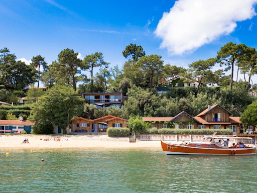 Marc-Olivier Fogiel nous invite dans sa villa au Cap-Ferret, une grande maison "idéale pour recevoir les copains"