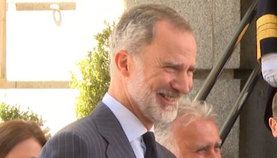 Felipe VI, "preocupado", bromea sobre la "trastada" de Leonor y Sofía en el aniversario de su proclamación