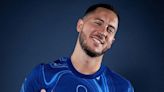 Hazard promociona la controvertida camiseta del Chelsea